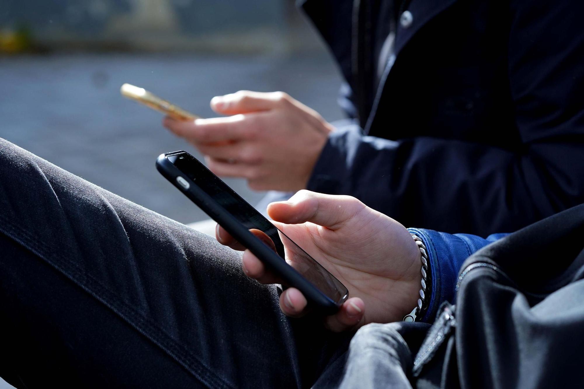 El 70% de los niños de España ya tiene móvil a los 12 años: la pandemia  avanza el primer 'smartphone' - El Periódico