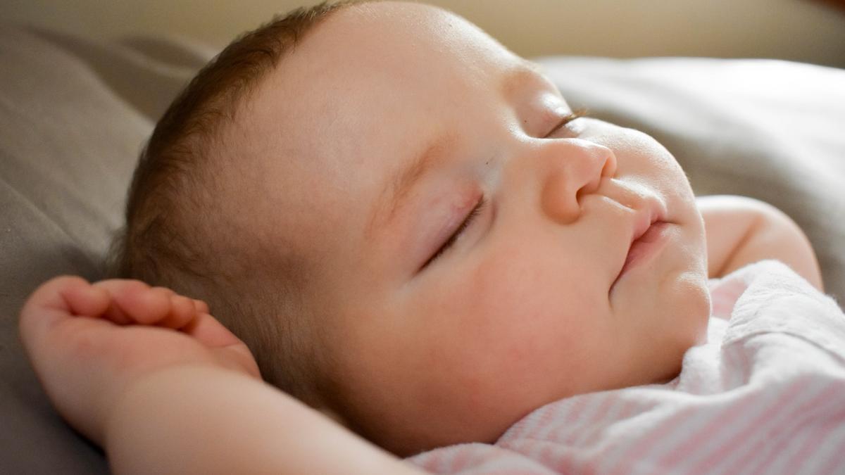 Dormir a un bebé tiene su ciencia.