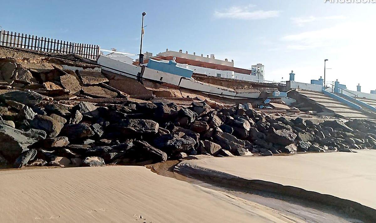 Imagen del estado del paseo marítimo de Matalascañas tras las última borrasca.