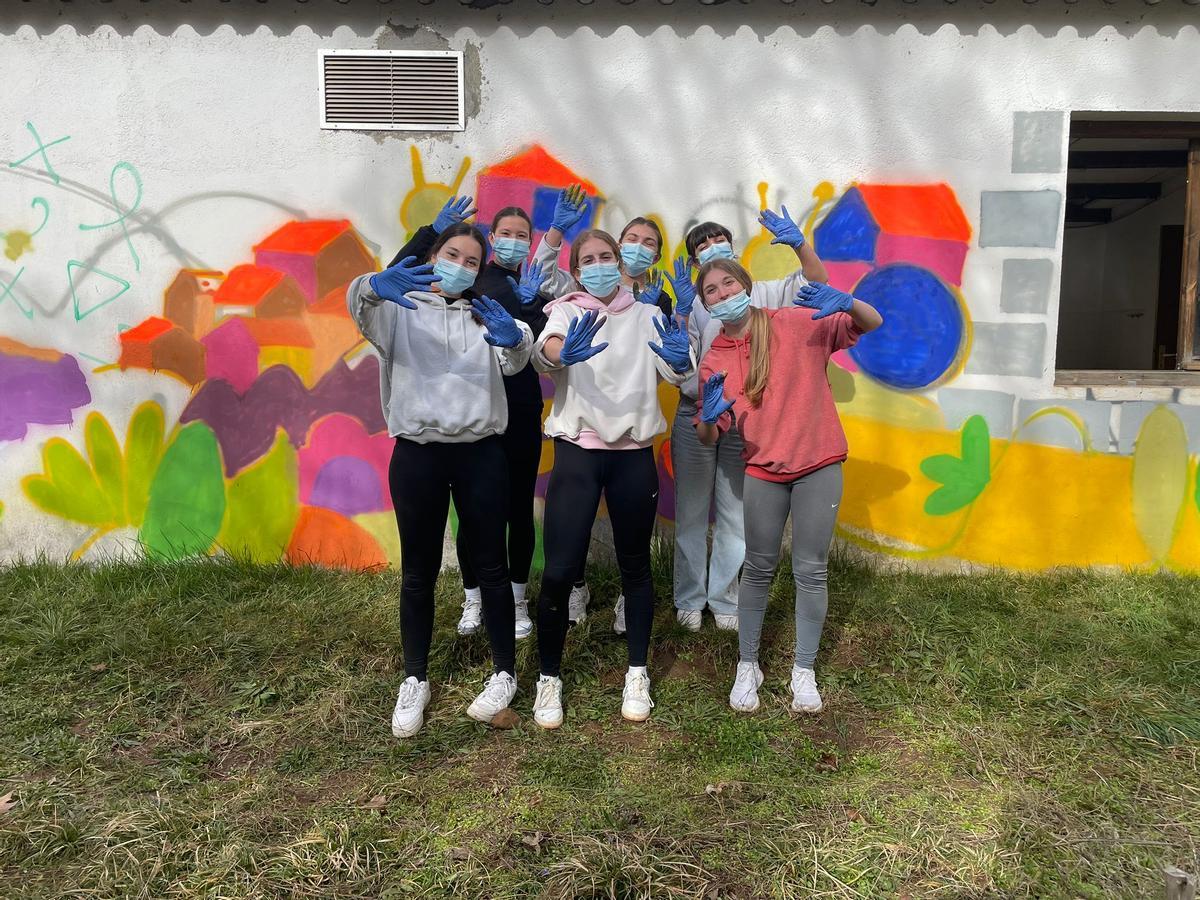 El IES Domingo Miral de Jaca recauda más de 700 euros en su primer festival solidario sobre migración y refugio