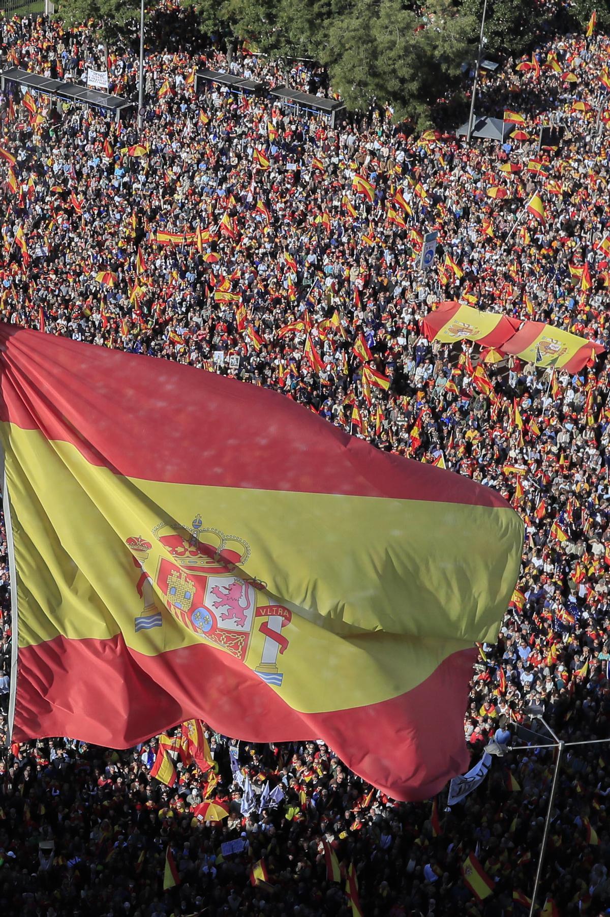 Manifestación multitudinaria contra la amnistía en la Plaza de Cibeles de Madrid