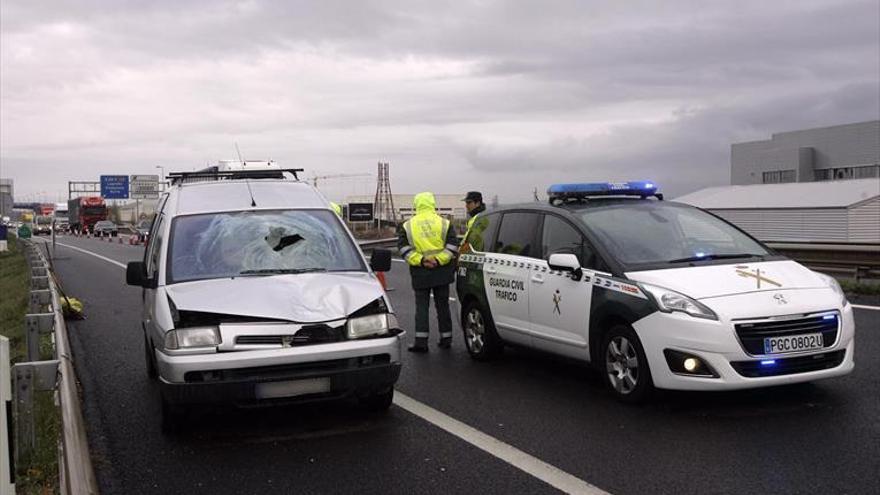 Fallece un hombre arrollado por dos vehículos en la A-68