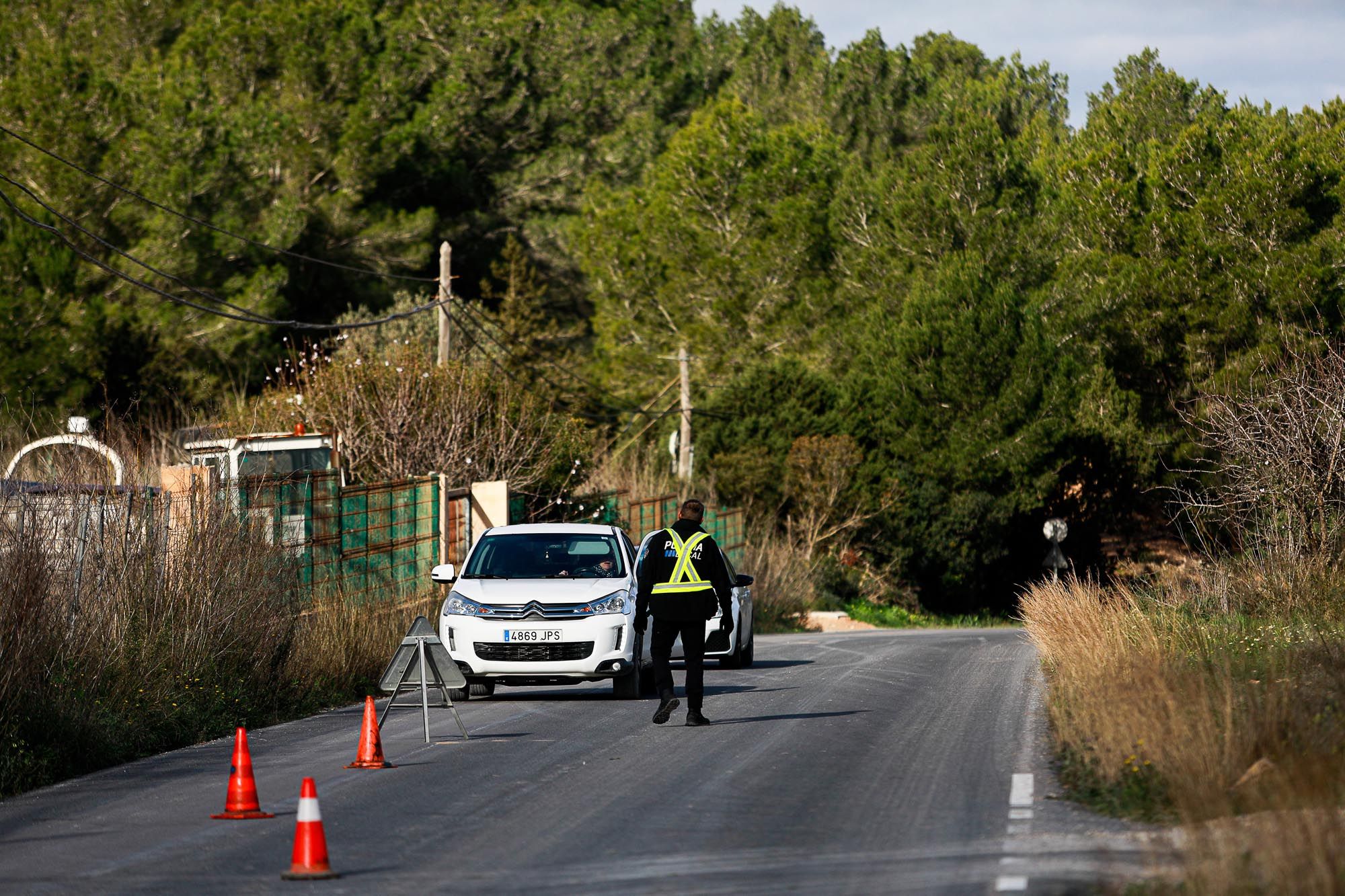 Retirada de barcos almacenados ilegalmente en Cala Tarida