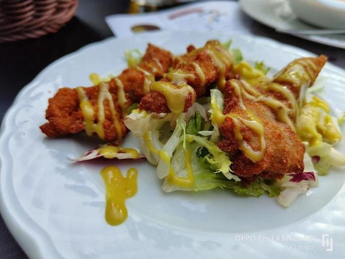 Tapa de berenjena frita con salsa de miel y mostaza.