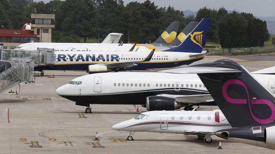 Aviones chárter del Manchester United junto a otros regulares estacionados en Peinador. // Ricardo Grobas