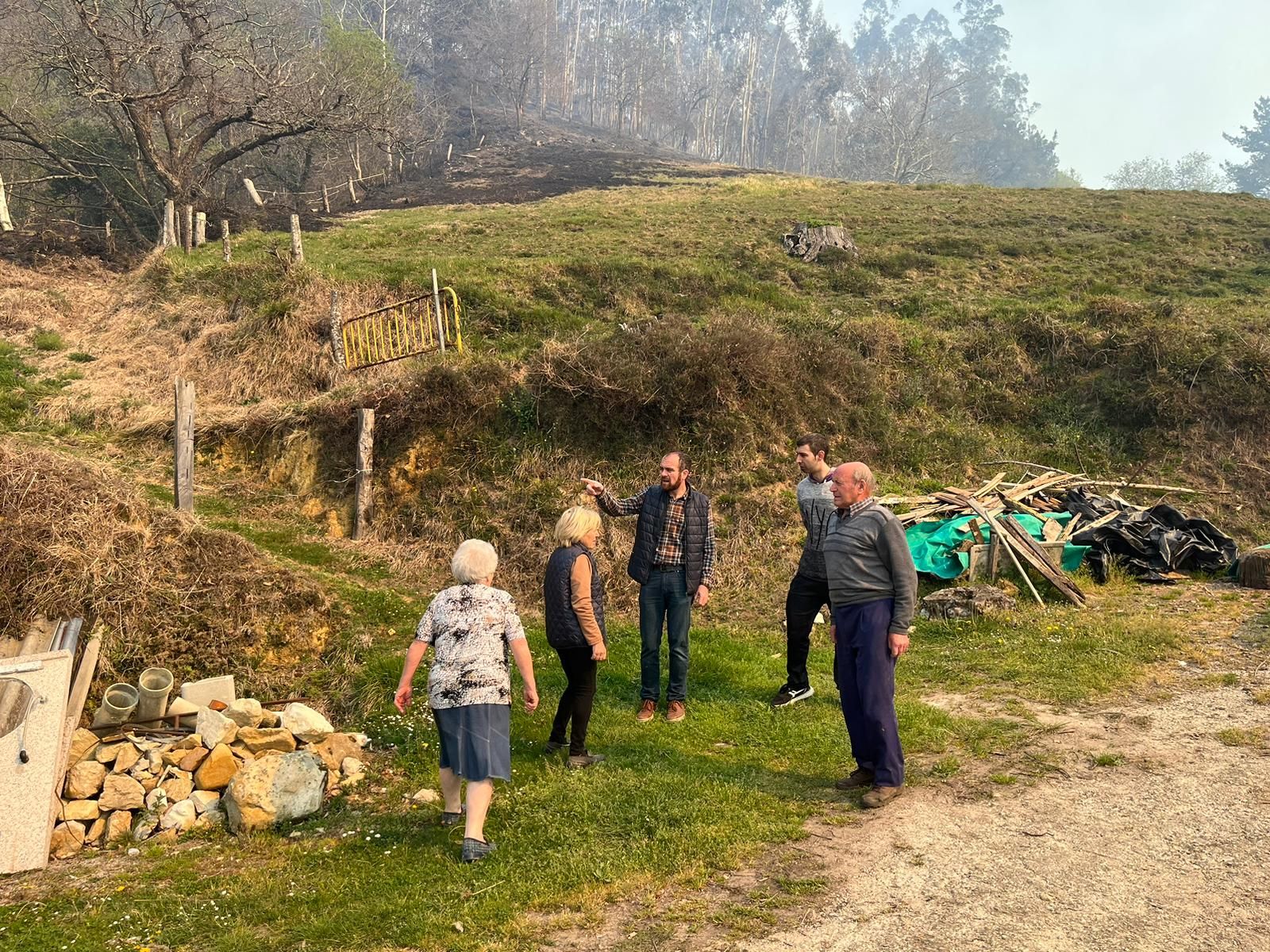 Segunda jornada en vilo por el fuego entre Piloña y Nava