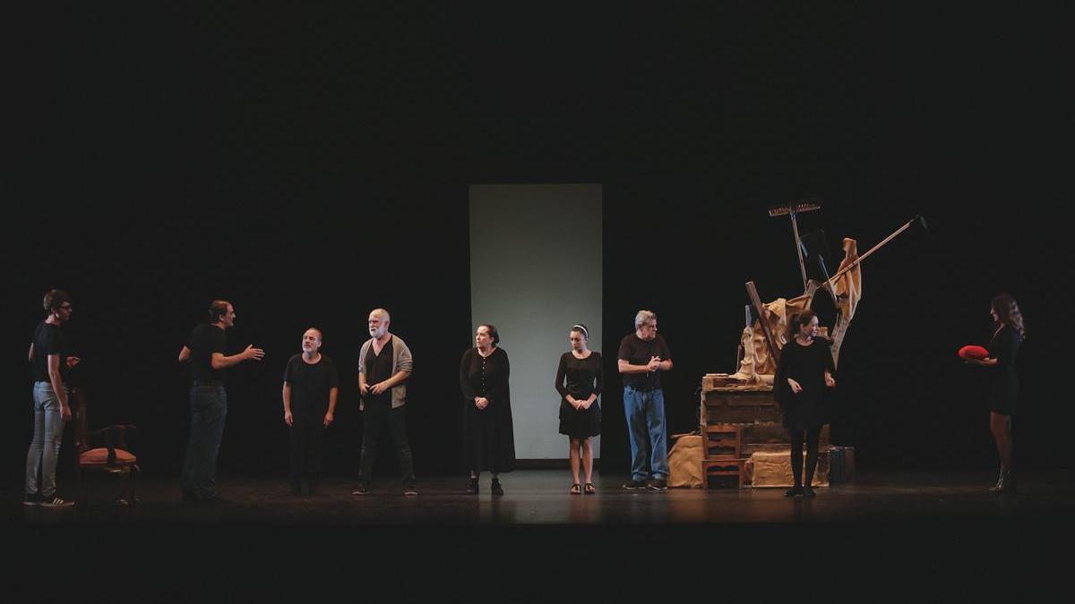 El electo de &#039;Los santos inocentes&#039; durante la representación en el Teatro Cuyás, sin la escenografía propia del montaje.