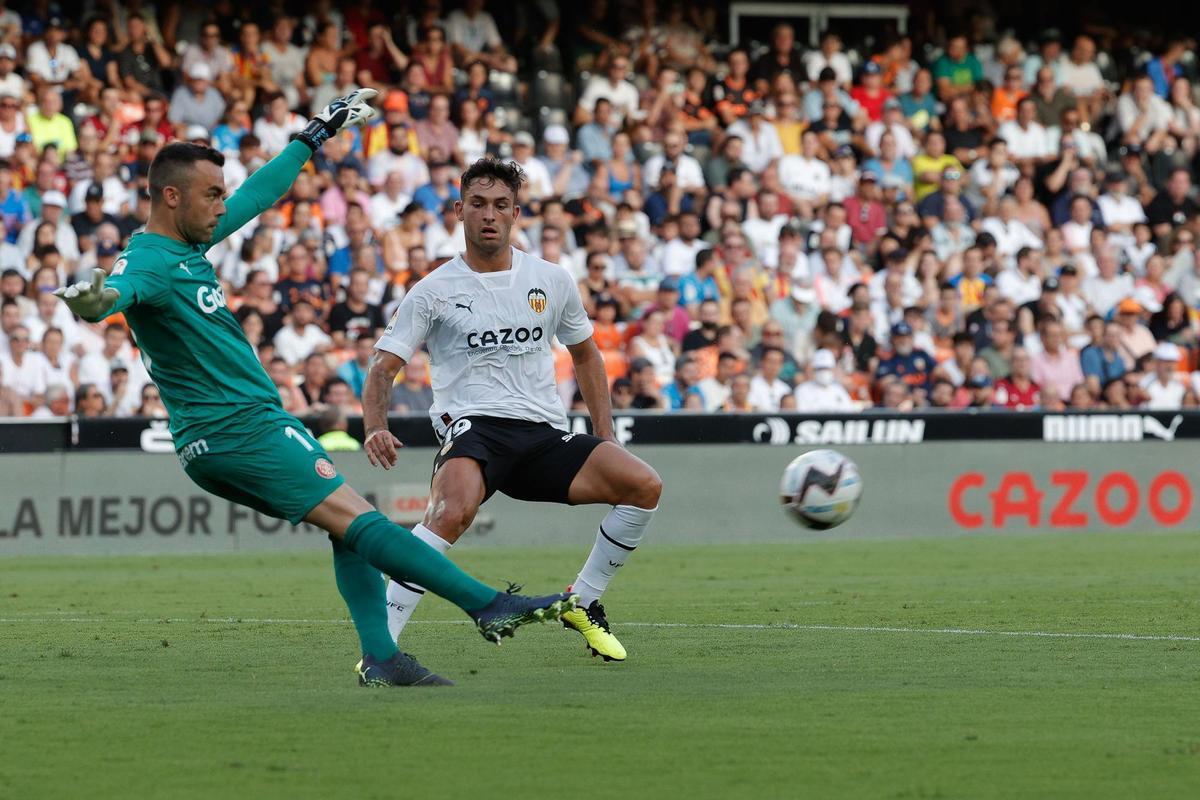 VALENCIA, 14/08/2022.- Hugo Duro (d), del Valencia, presiona al guardameta del Girona, Juan Carlos, durante el partido Valencia - Girona, de la primera jornada de LaLiga Santander, este domingo en el estadio de Mestalla en Valencia. EFE/ Manuel Bruque