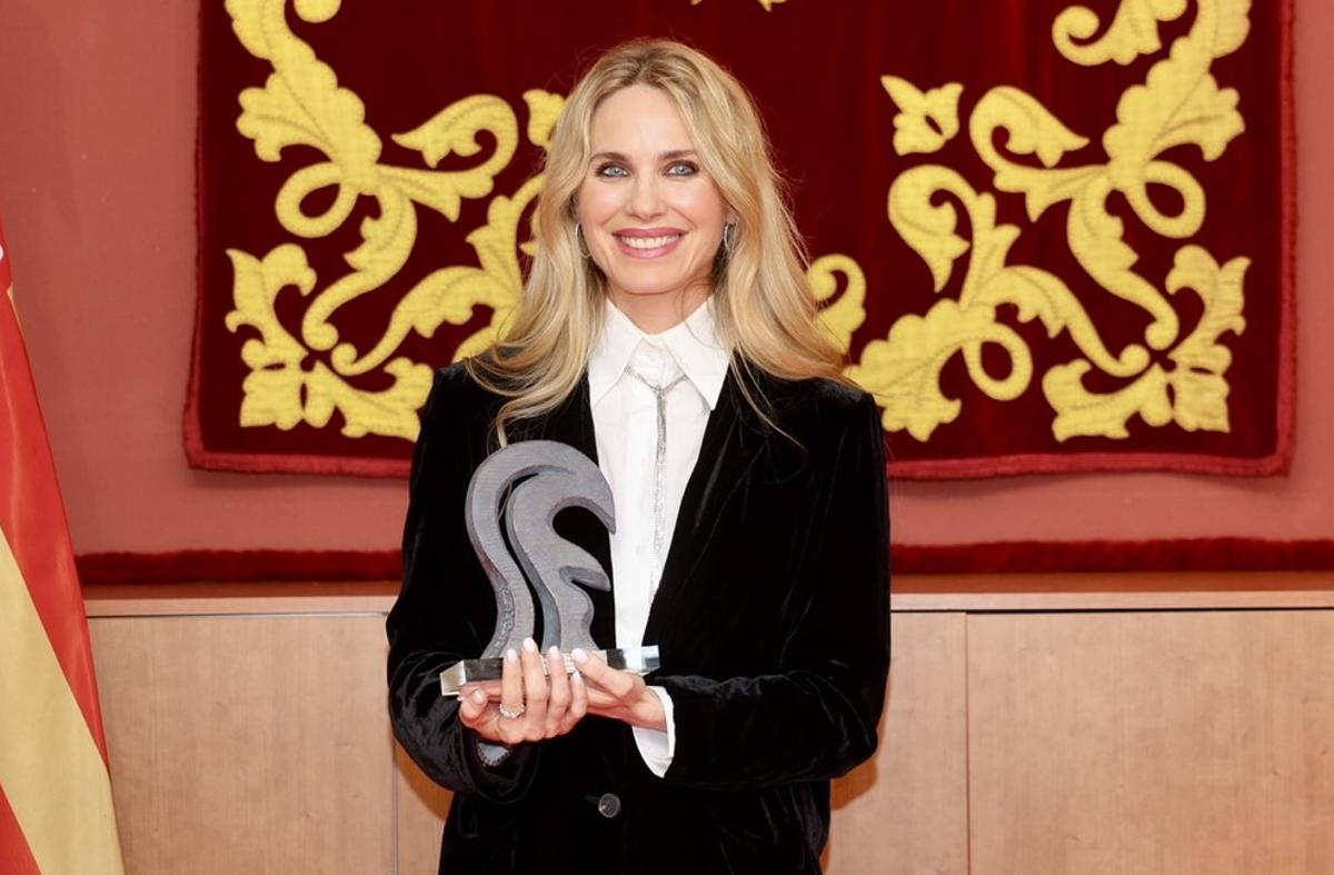 La polifacética artista, con el premio