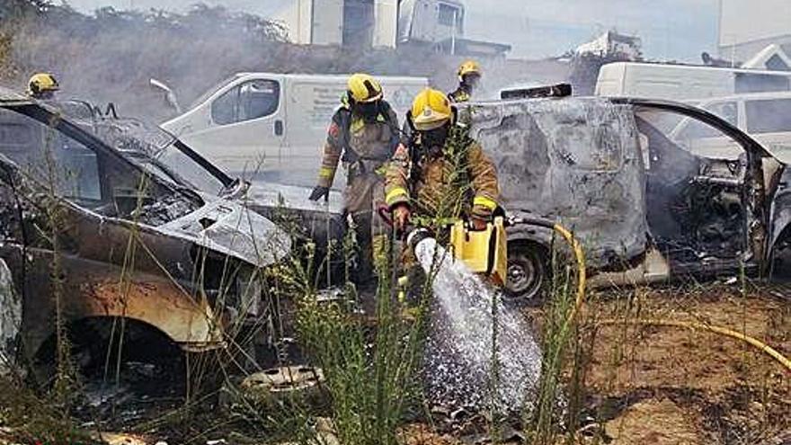 Cremen tres vehicles en desús  en un descampat  a Riudellots