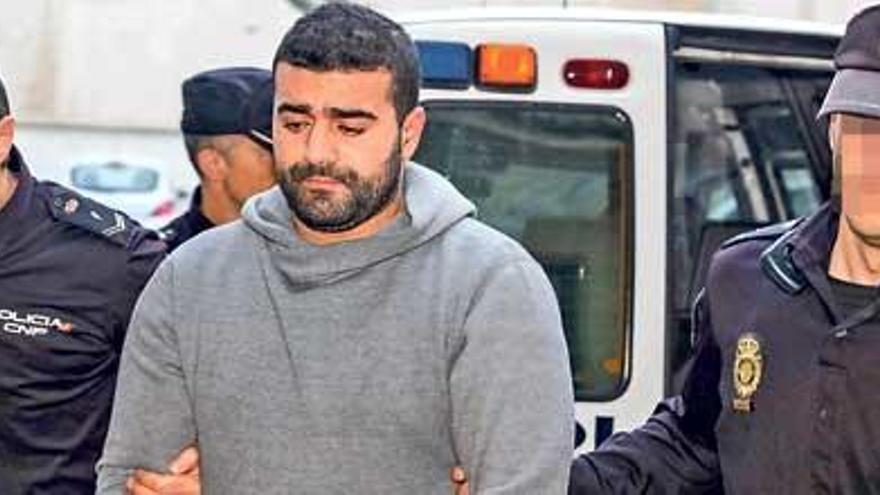 Mohamed Harrak mostró su rostro al llegar ayer al juzgado de Palma.
