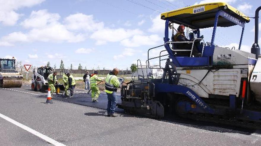 La situación de «riesgo» de la avenida de Galicia obliga a su parcheo provisional por la vía urgente