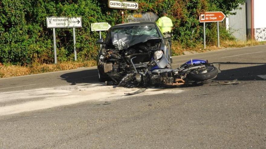 Fallecen dos motoristas tras chocar contra un turismo en Monforte de Lemos