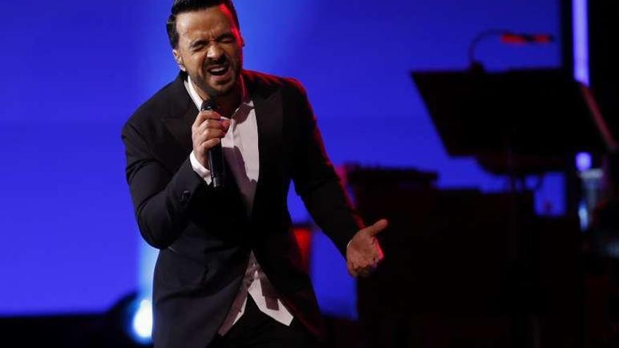 Luis Fonsi, ayer, durante una actuación.