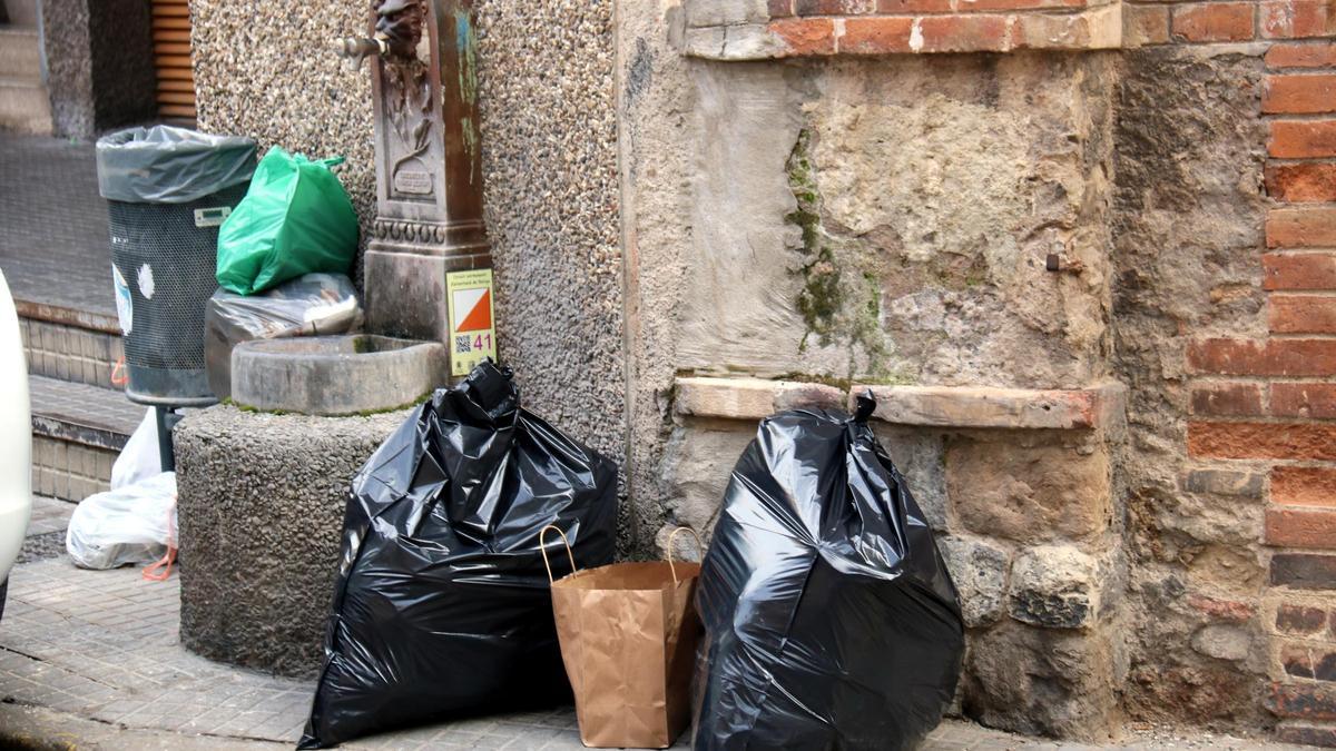 Deixalles a tocar d'una font