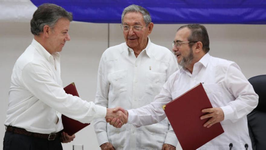El Gobierno de Colombia y las FARC firman el alto el fuego