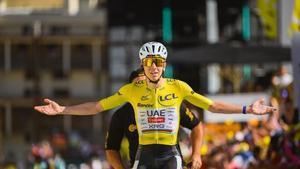 Tadej Pogacar celebra el triunfo en Alpe dHuez.