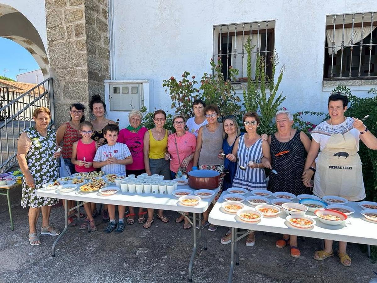 Tradición y convivencia alrededor de la mesa en Piedras Albas.