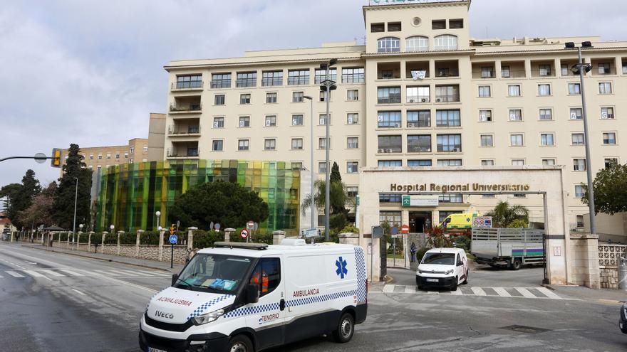 Ambulancia saliendo del del Hospital Regional de Málaga.