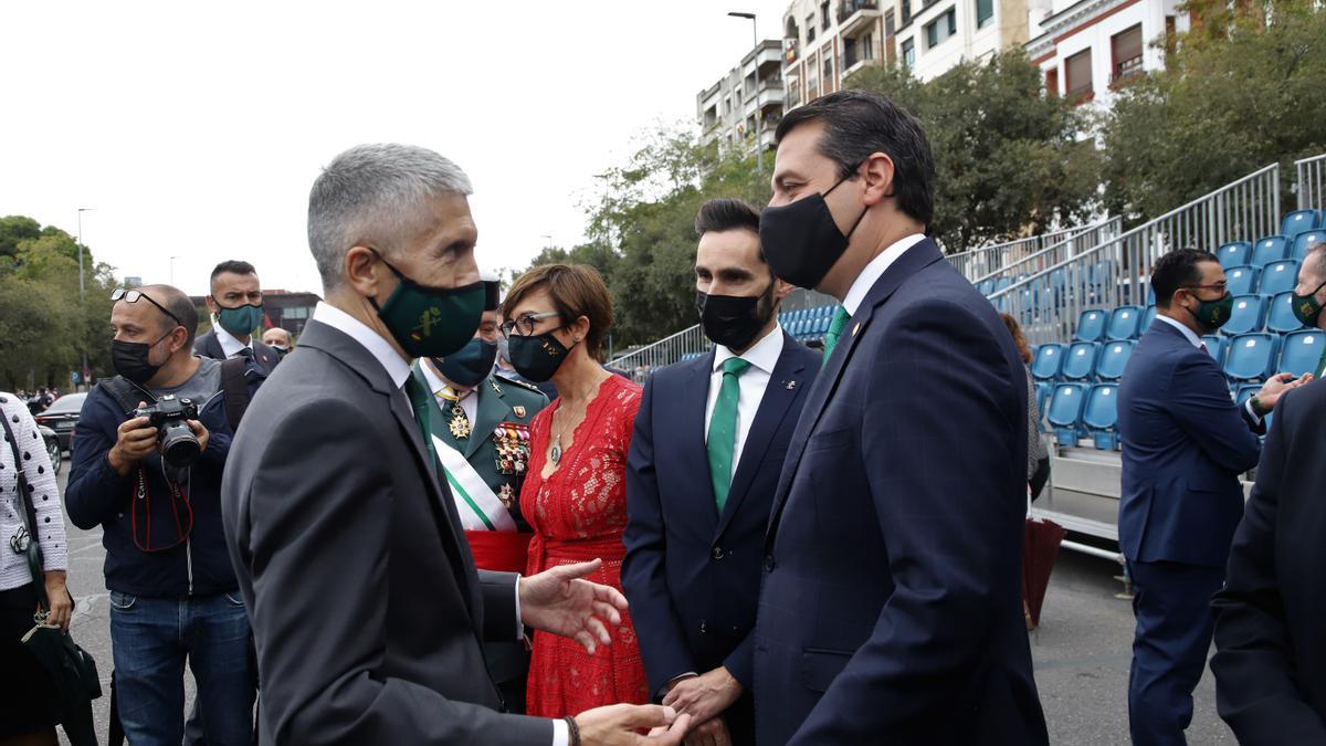El ministro Grande-Marlaska con el alcalde de Córdoba, José María Bellido. 