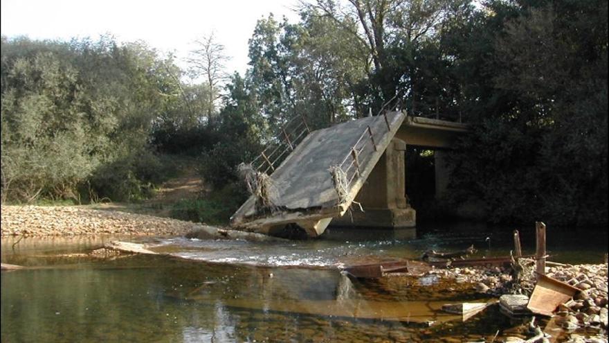 El tablero derruido del puente de Arrabalde, ahora retirado, en una instantánea del pasado mes de octubre