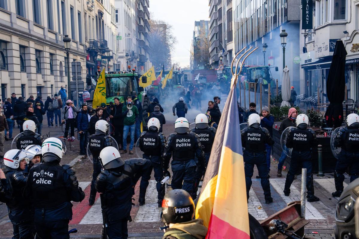 Fuerzas de seguridad intentan dispersar a los manifestantes frente al Parlamento Europeo durante la protesta agraria contra el acuerdo de Mercosur y la reforma de la PAC. La jornada ha derivado en choques entre la policía y los agricultores movilizados. 18 de diciembre de 2025, Bruselas.