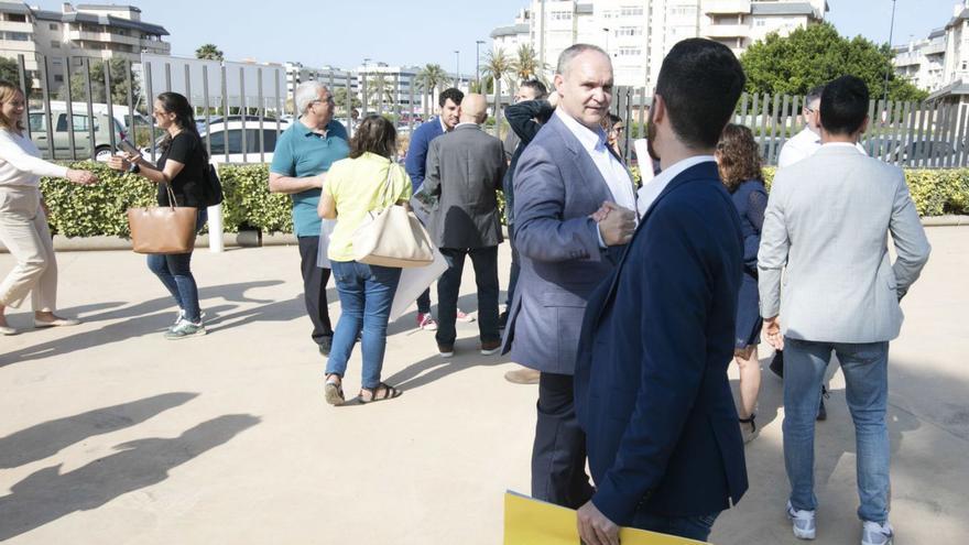 Candidatos de diferentes partidos se saludan el día del inicio de la campaña. | VICENT MARÍ