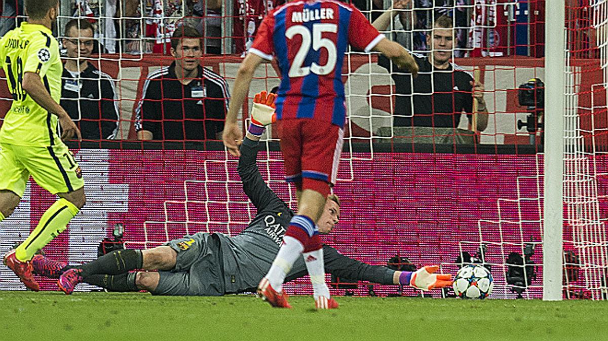 El portero del Barça Marc-André Ter Stegen es el autor de la mejor parada de la temporada 2014-2015 de la UEFA.