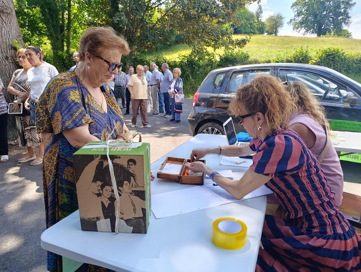 Tiñana, en Siero, recauda 601 euros en su subasta de San Antonio
