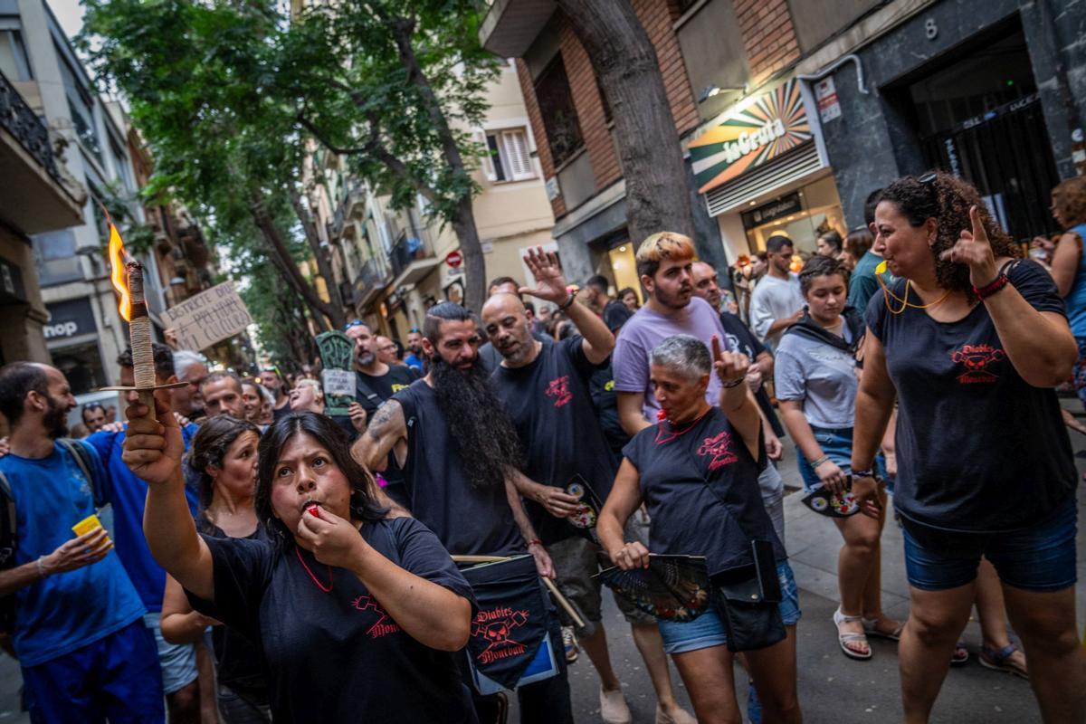 Un funeral por la cultura popular sustituye la masiva cercavila de las fiestas de Gràcia 2024