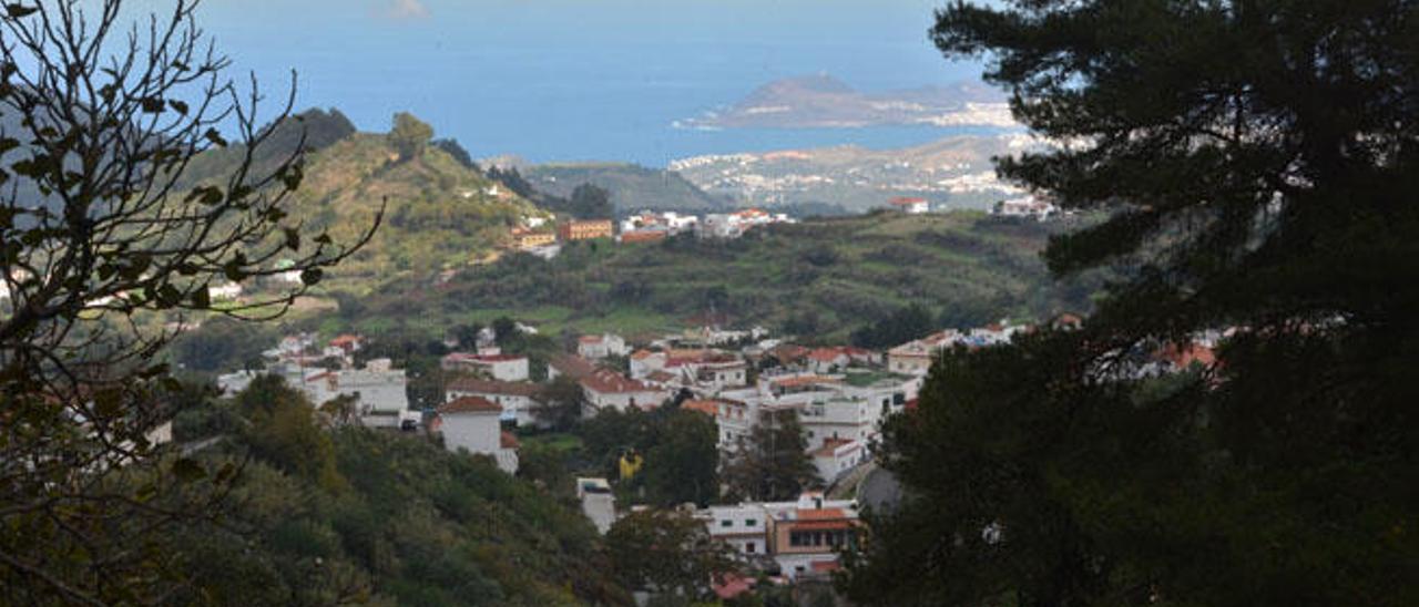 Vista de Las Palmas de Gran Canaria, al fondo con La Isleta, desde La Cañada de Los Picos, en Lanzarote, Valleseco.