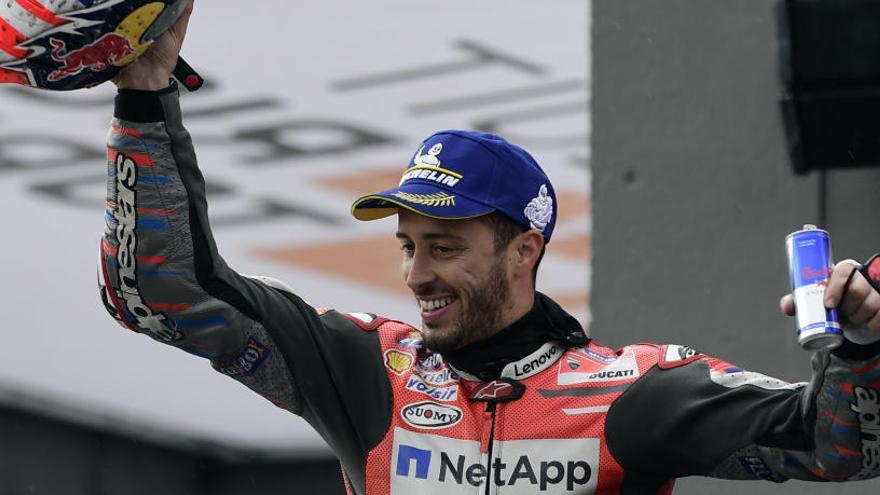 Dovizioso celebra su triunfo en Cheste.