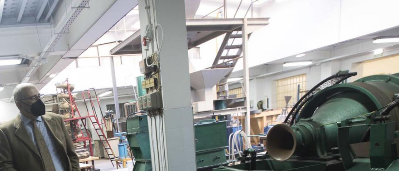 Varias máquinas en uno de los laboratorios de la Escuela de Minas.. | Miki López