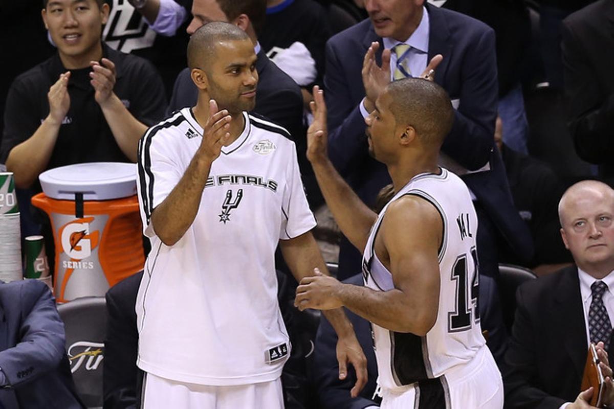Tony Parker (esquerra) i Gary Neal, durant el partit entre els Spurs i els Heat, dimarts a San Antonio. Tony Parker (esquerra) i Gary Neal, durant el partit entre els Spurs i els Heat, dimarts a San Antonio.
