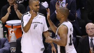 Tony Parker (esquerra) i Gary Neal, durant el partit entre els Spurs i els Heat, dimarts a San Antonio.