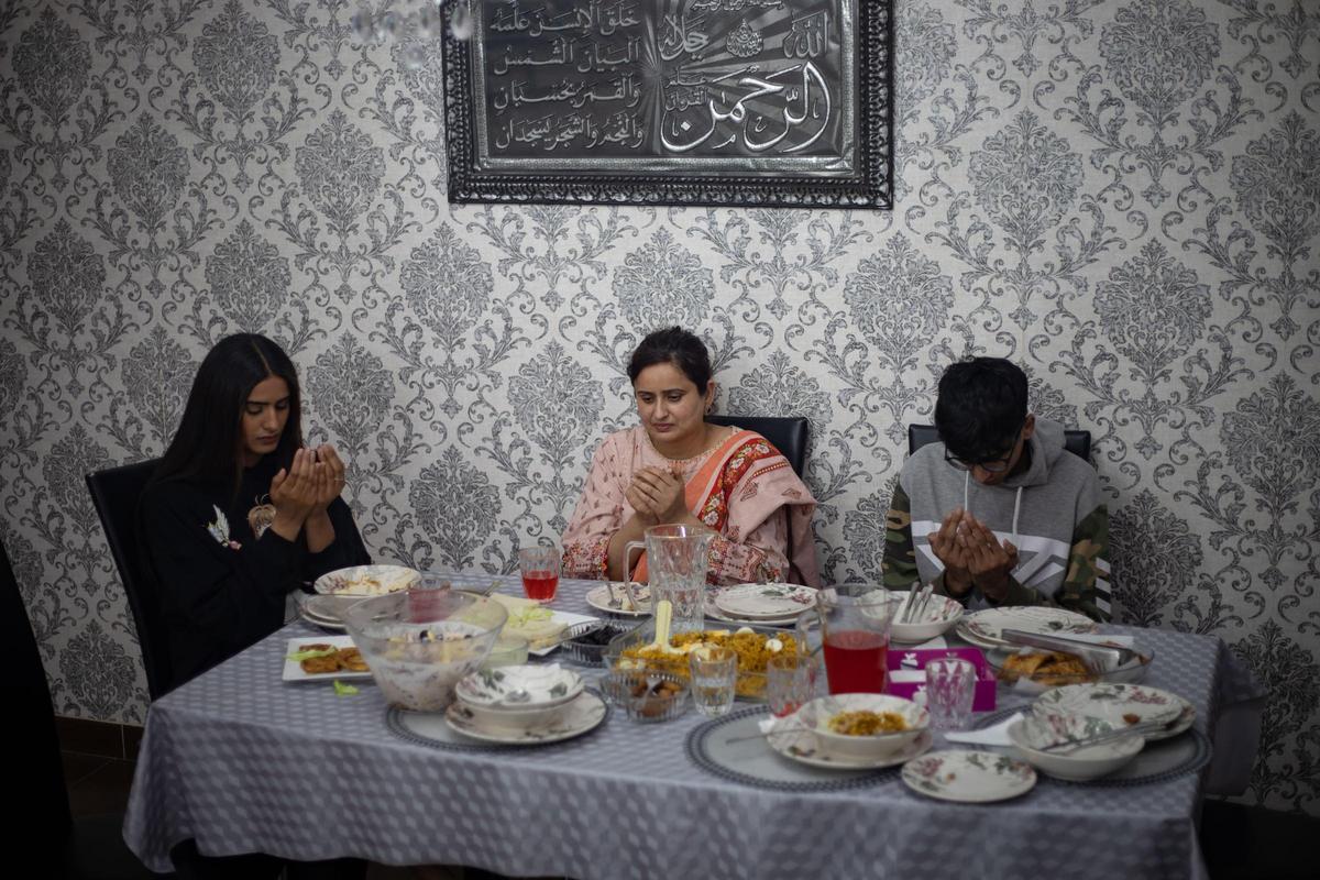 Una familia paquistaní residente en Valencia, celebrando la festividad de la ruptura ayuno tras el Ramadán.