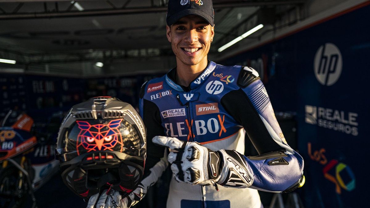 Borja Gómez, con el casco que lució en Cheste.