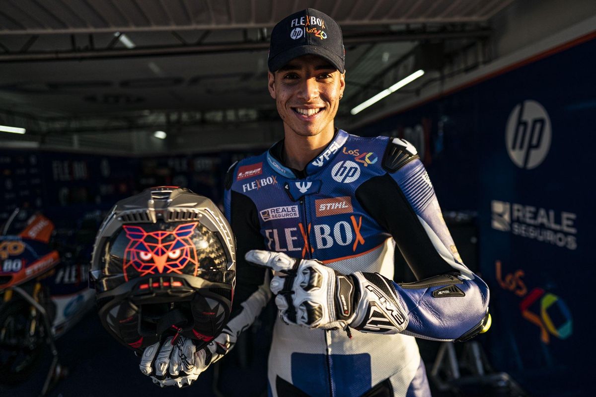 Borja Gómez, con el casco que lució en Cheste.