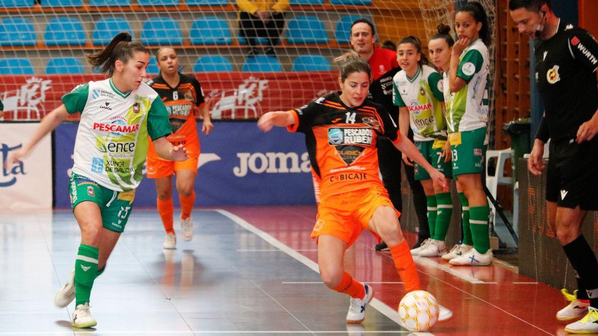 Clara intenta robar el balón a una jugadora del Burela en la Supercopa.