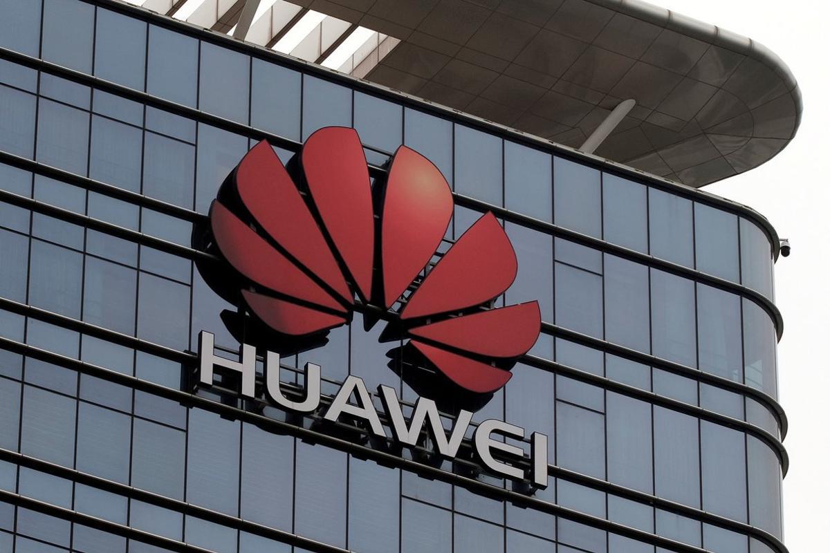 FILE PHOTO  The Huawei logo is pictured outside its Huawei s factory campus in Dongguan  Guangdong province  China March 25  2019  Picture taken March 25  2019  REUTERS Tyrone Siu File Photo