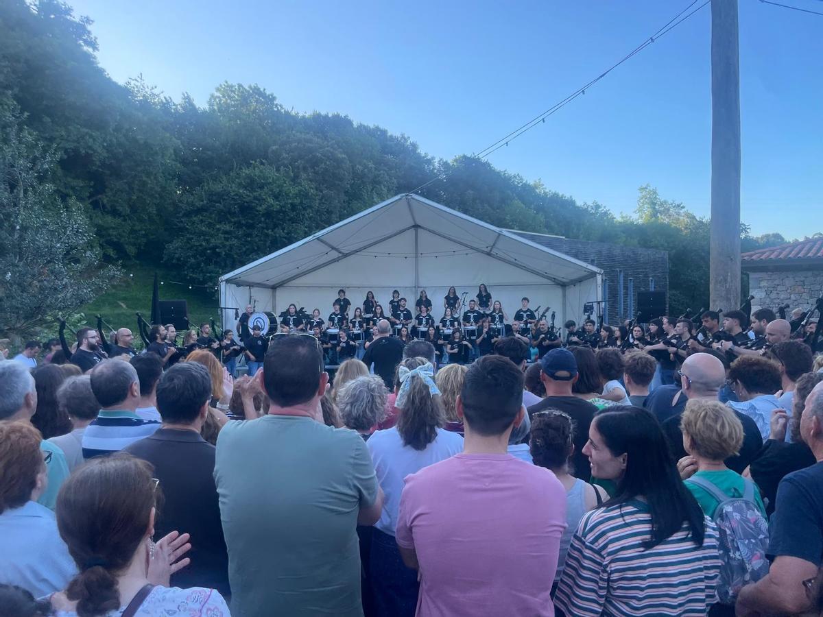 Actuación de la "Banda Gaites Llacín".