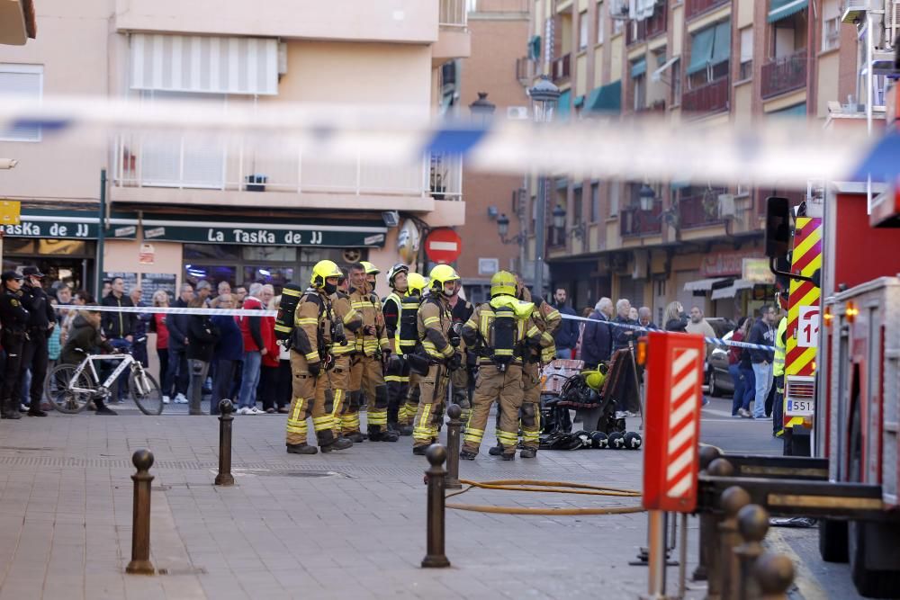 Dos niños intoxicados y una mujer herida en un incendio en Patraix