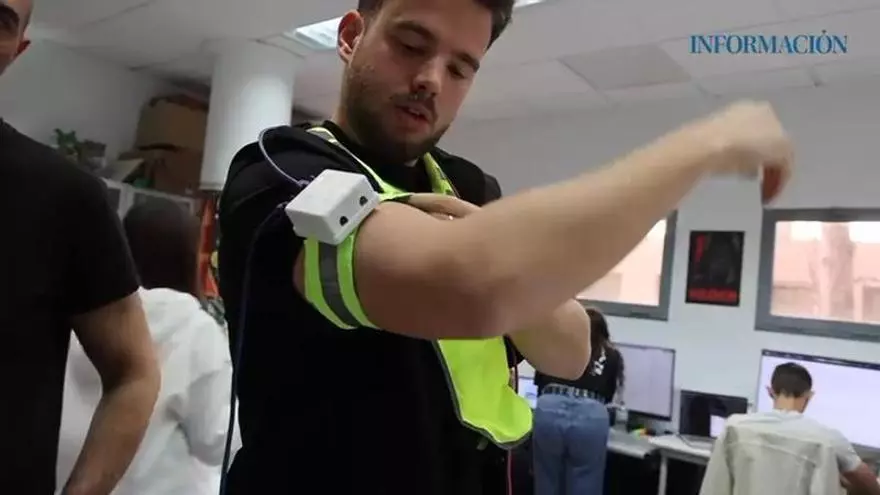 La Universidad de Alicante crea una prenda inteligente para rehabilitar el brazo desde casa