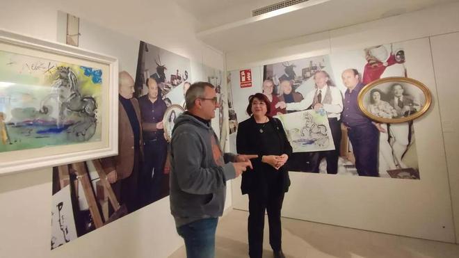 Jordi Casals, el hijo pequeño del fotógrafo Melitó Casals, Meli, con Mariona Seguranyes, en la Casa Natal de Dalí donde se exhiben los dos regalos: el Dalí inédito y la fotografía de boda de los Dalí.