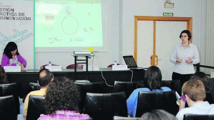 Ana María García, sentada, con Patricia Garcís, que explica el decálogo sobre la innovación, en Mieres.