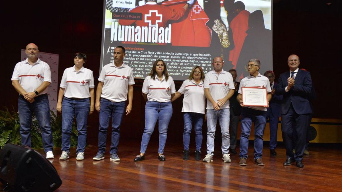 A la izquierda,  algunos de los voluntarios que fueron condecorados en el acto de ayer posan junto al alcalde Augusto Hidalgo. A la derecha, momento de la actuación de Belinda Falcón . | | JUAN CARLOS CASTRO