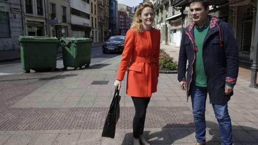 Pedro de Rueda y Estefanía Rodríguez, números dos y cuatro del PP, ayer, en la calle La Muralla.