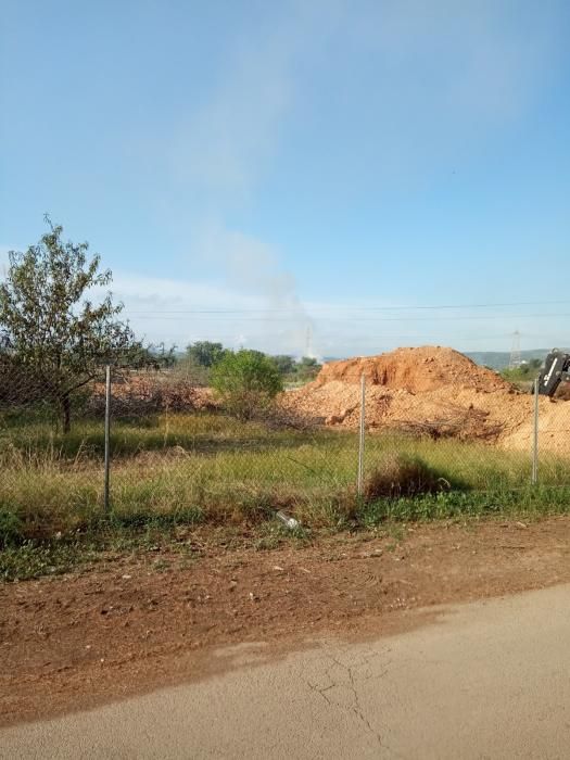 Vista del incendio, a media mañana, desde el Pantano.