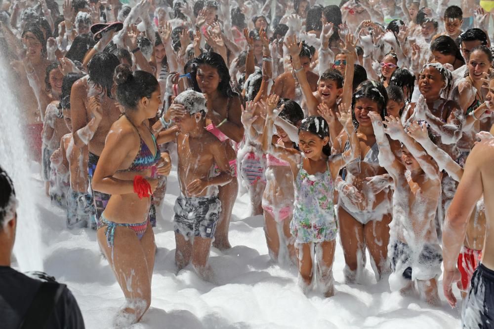 Baño de despedidas en un campamento de récord