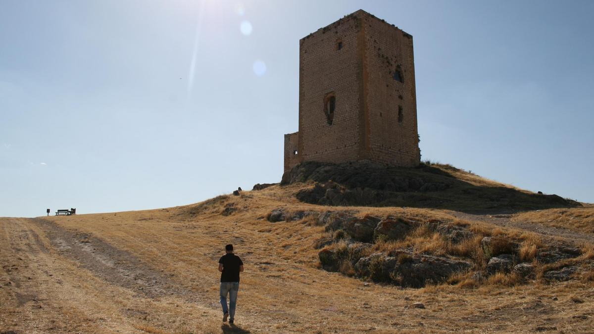 Una de las 16 torres del Castillo de la Estrella de Teba